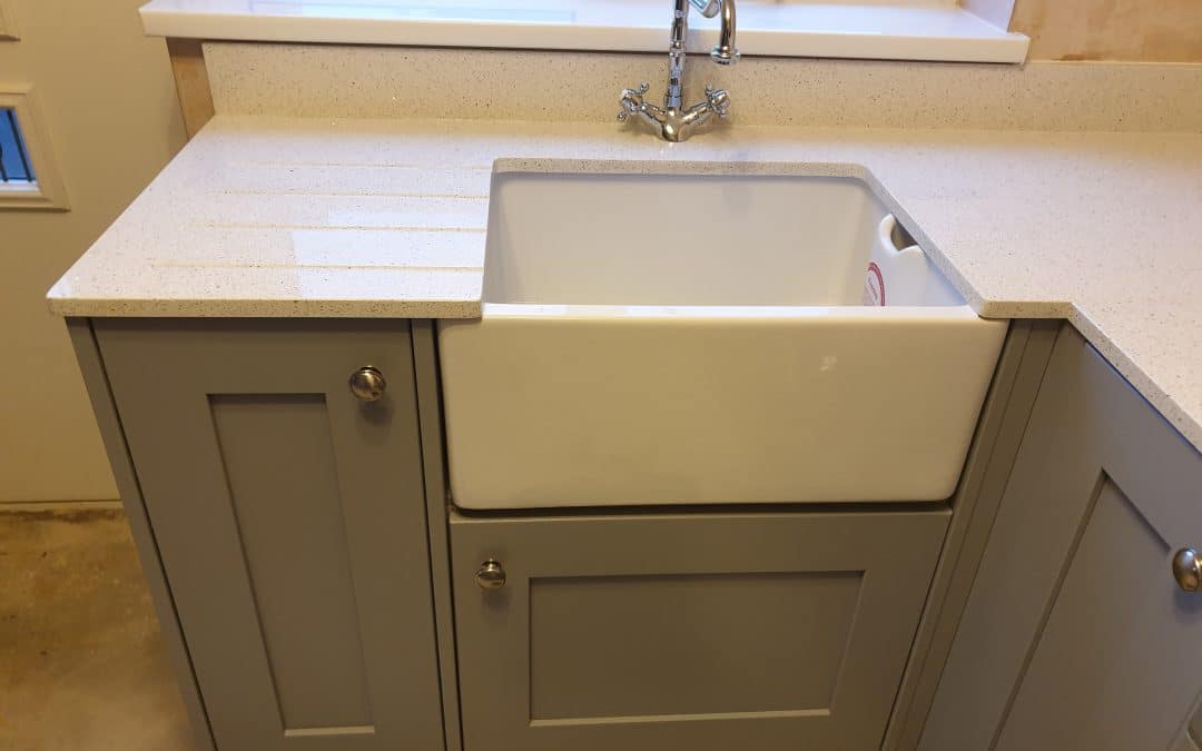 TRADITIONAL PAINTED KITCHEN IN SOLID ASH DOOR WITH QUARTZ WORKTOPS